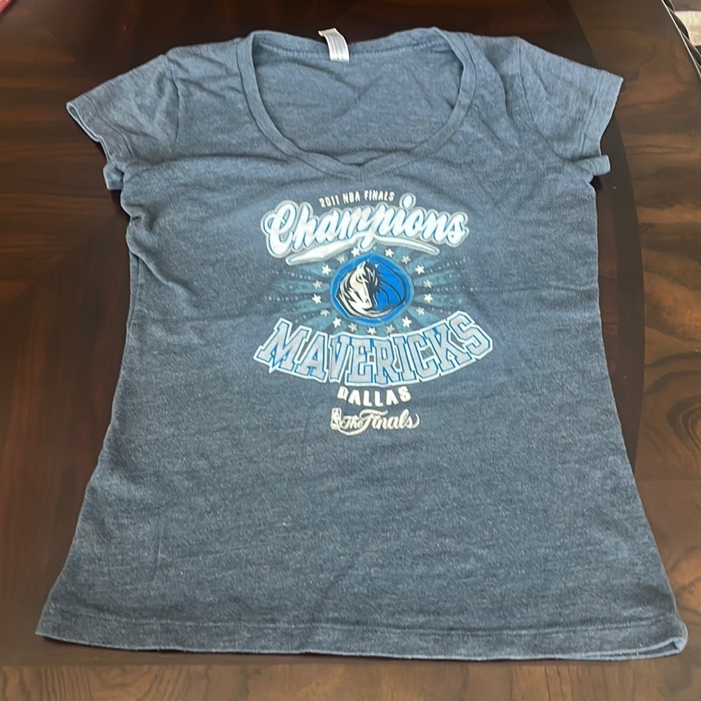Womens size M Dallas Mavericks 2011 NBA Finals T-shirt Champions
